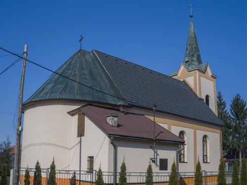 Exteriér Kostola Povýšenia sv. Kríža v Duplíne.