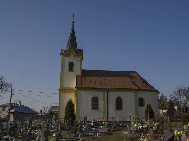 Exteriér Kostola Obetovania Panny Márie v Tisinci.