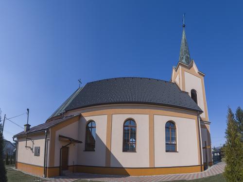 Budova Kostola Povýšenia sv. Kríža v Duplíne.