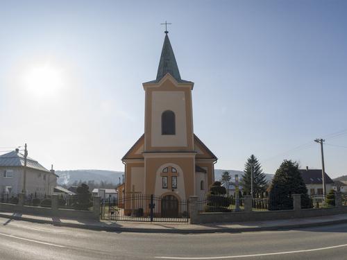 Exteriér Kostola Povýšenia sv. Kríža v Duplíne.