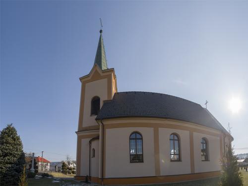 Exteriér Kostola Povýšenia sv. Kríža v Duplíne.