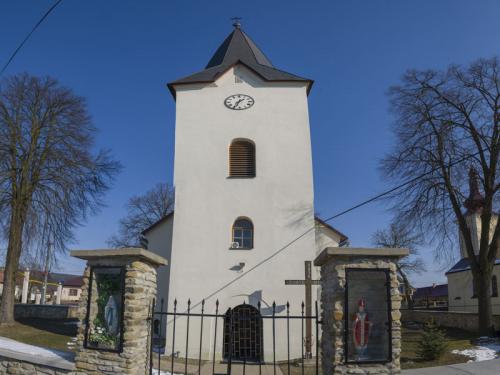 Exteriér Kostola sv. Mikuláša v Stročíne.