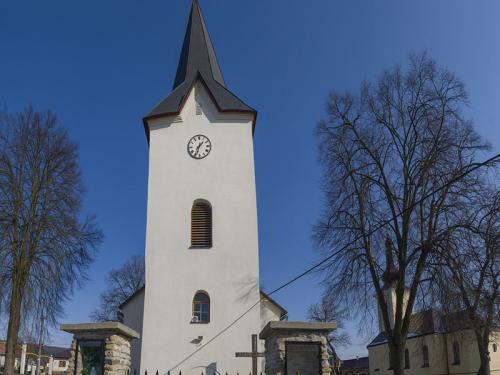 Exteriér Kostola sv. Mikuláša v Stročíne.