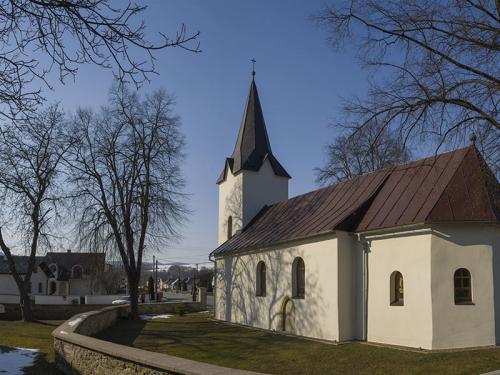 Exteriér Kostola sv. Mikuláša v Stročíne.