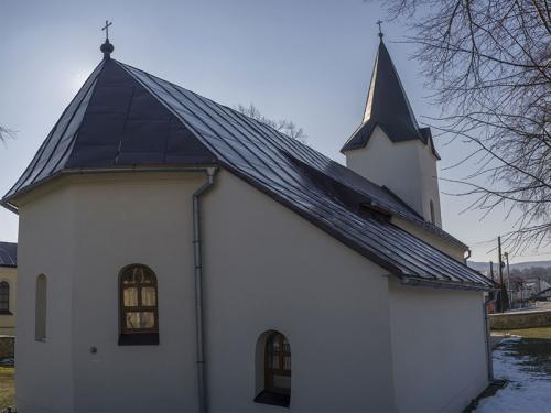 Exteriér Kostola sv. Mikuláša v Stročíne.