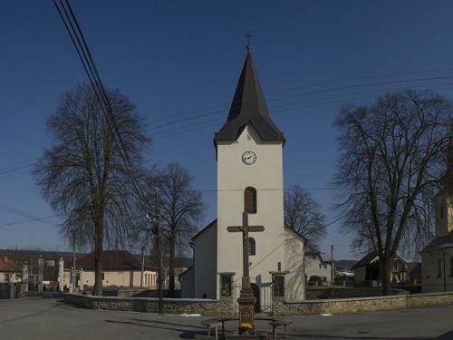 Exteriér Kostola sv. Mikuláša v Stročíne.