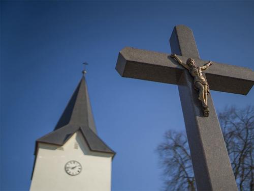 Exteriér Kostola sv. Mikuláša v Stročíne.