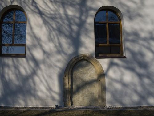 Exteriér Kostola sv. Mikuláša v Stročíne.