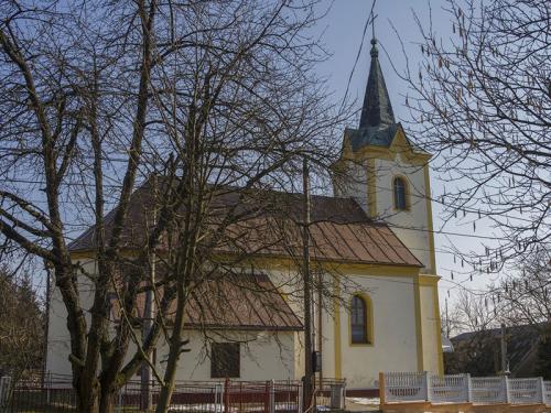 Exteriér Kostola Obetovania Panny Márie v Tisinci.